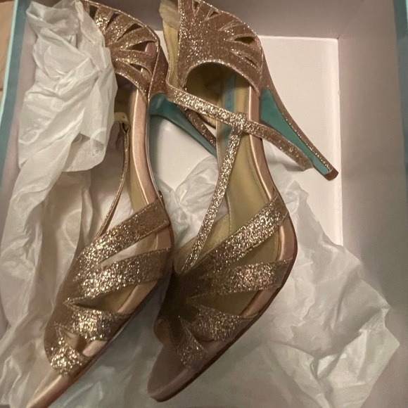 Gold heels - Picture 3 of 4